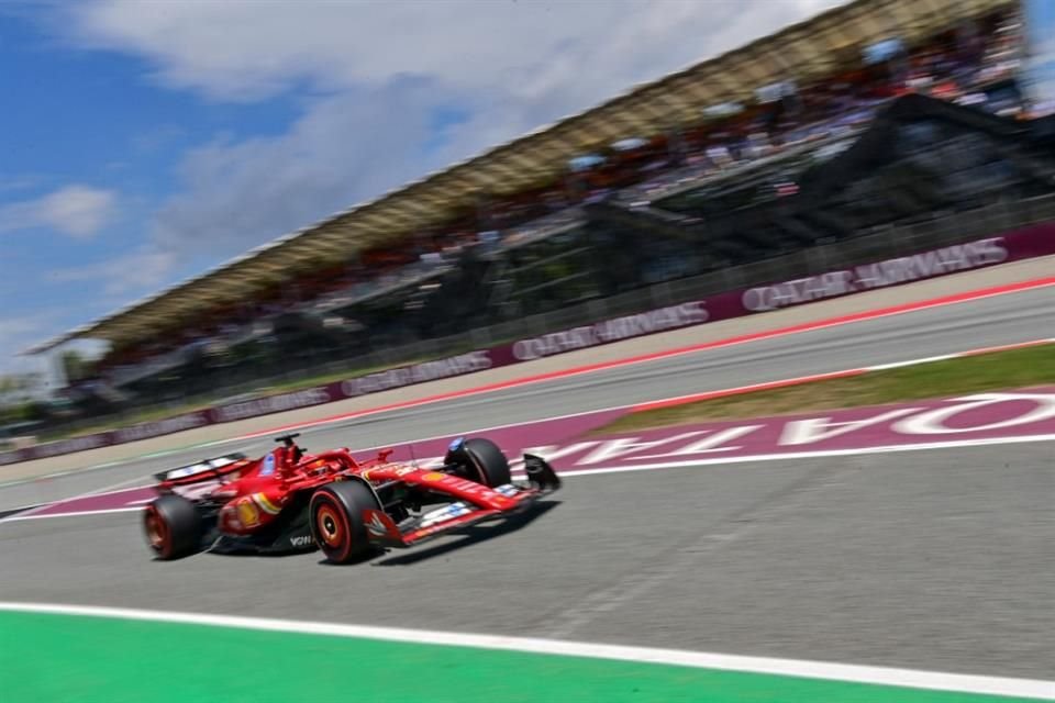 El Ferrari de Charles Leclerc en el Circuito de Cataluña.