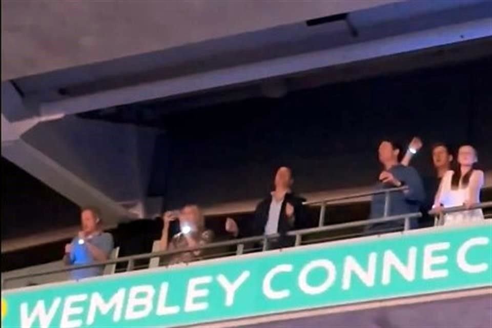 El Príncipe fue visto en un palco bailando con 'Shake It Off'.