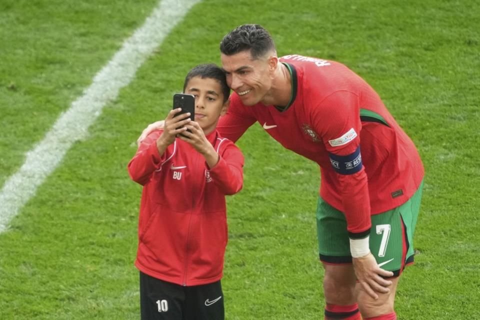 Un pequeño aficionado invadió la cancha para tomarse una foto con Cristiano Ronaldo.