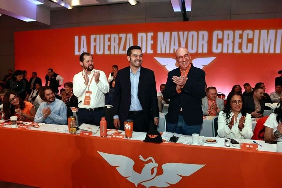 Álvarez Máynez se sentó junto a Dante Delgado, dirigente de MC.