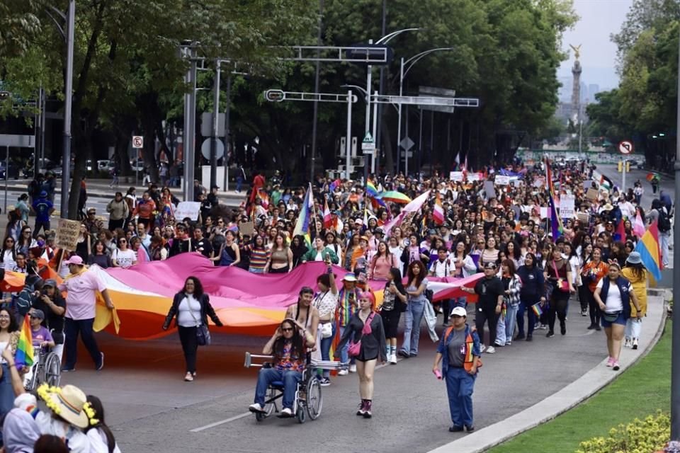 El avance sobre Avenida Paseo de la Reforma hasta el Monumento a la Revolución fue custodiado por elementos de la Secretaría de Seguridad Ciudadana.