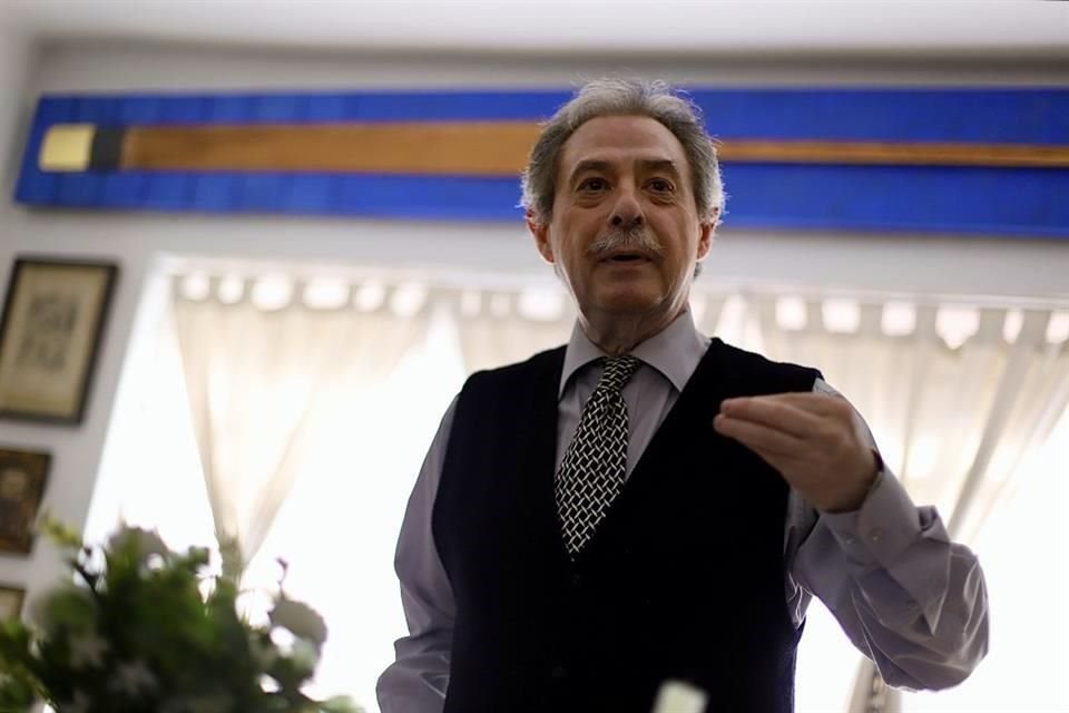 Por mantener viva la riqueza de las letras del poeta Ramón López Velarde en la escena teatral, el pasado 19 de junio el actor recibió el Premio Iberoamericano Ramón López Velarde en Zacatecas.