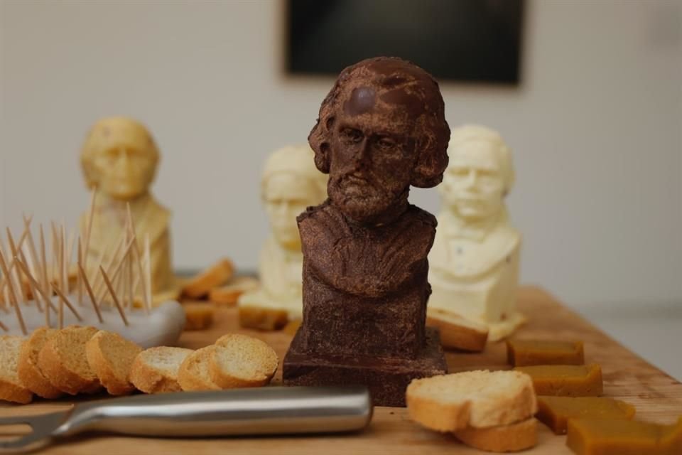 Hernán Cortés constituida de chocolate oscuro oaxaqueño con cerebro de cacahuate confitado.