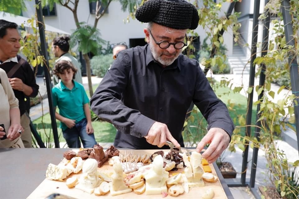 Martínez ofrendó una charola de delicias, donde hubo efigies comestibles de 'Quesito Juárez', un José María Morelos de chile morrón, un Lo Cura Hidalgo, un Francisco I. Madero y un 'Tata' Cárdenas.