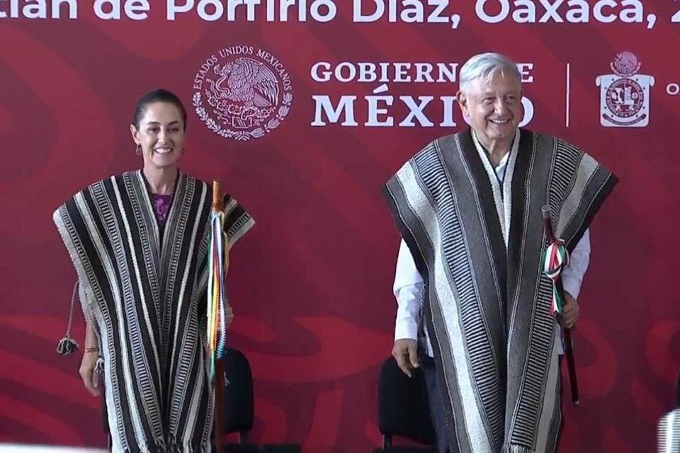 AMLO dijo que apenas inicia la 'cuarta transformación' y afirmó que 'ya se hizo escuela', durante evento en Oaxaca acompañado de Sheinbaum.