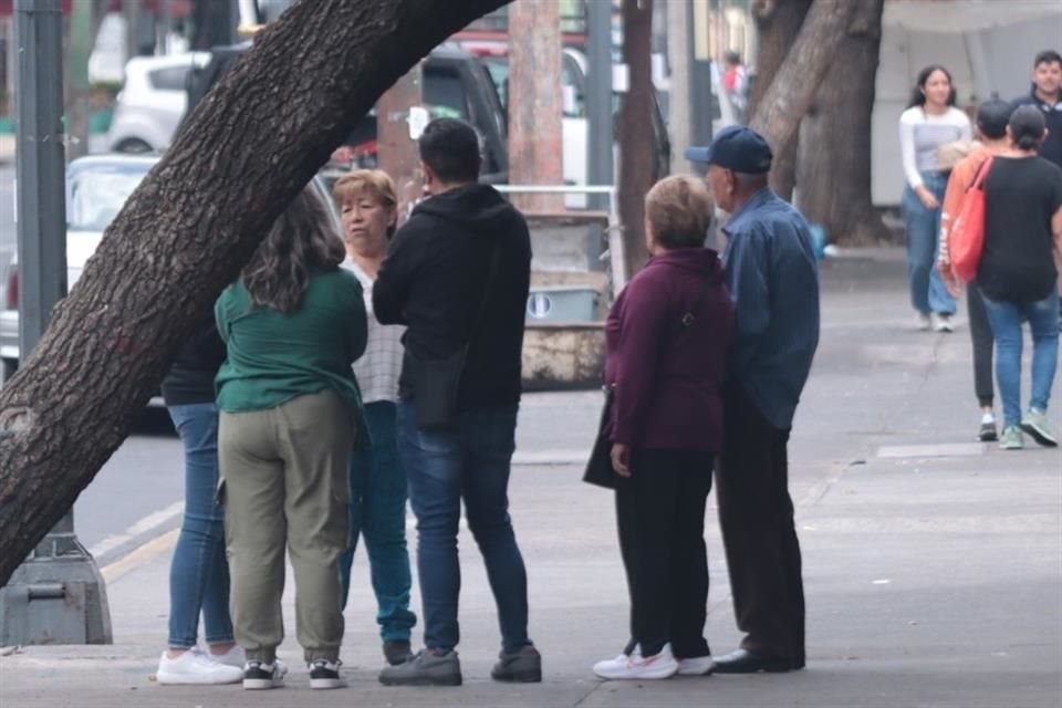 Vecinos de la Colonia Doctores salen a las calles tras el sismo con epicentro en Guerrero.