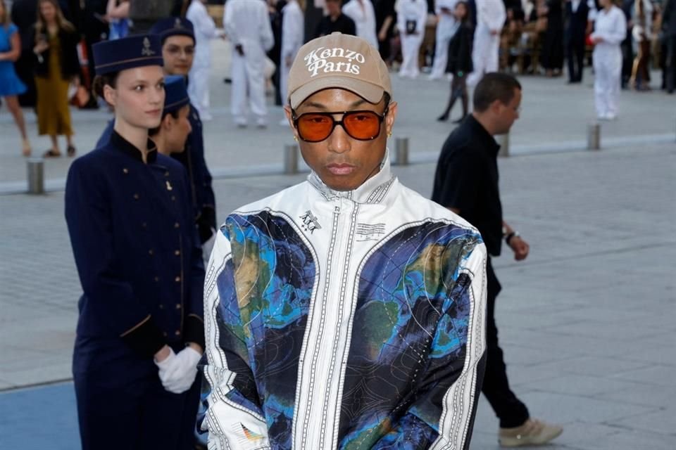Pharrell Williams, por parte de la firma Louis Vuitton, arribó al evento Vogue World.