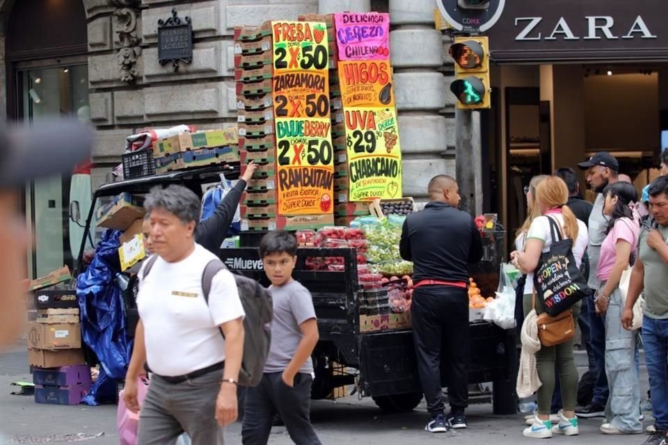 El comercio informal está conformado por un 50 por ciento de las personas que trabajan, pero carecen de prestaciones, salarios de ley y garantías laborales. 