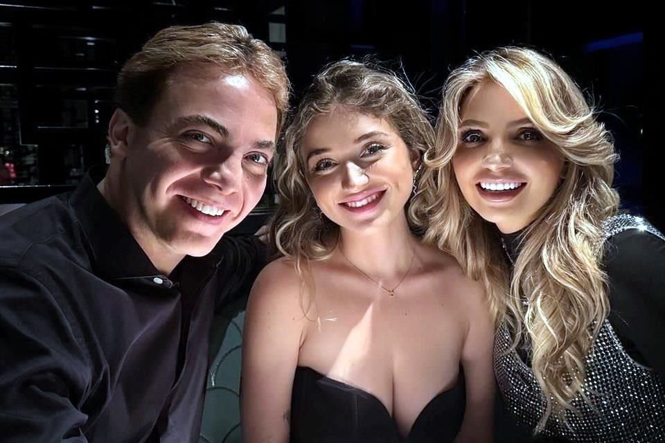 Cristian Castro compartió esta imagen el fin de semana junto a la actriz y su hija Fernanda, quien es prima del cantante.