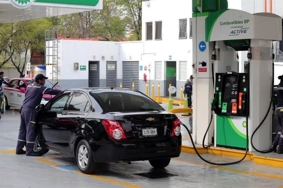 Los costos que se pagan por importación suman a que se mantenga cara la gasolina.