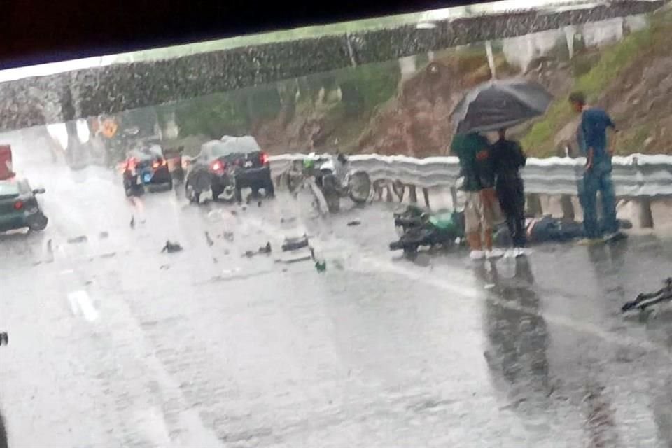 Tras impactarse con una camioneta, un motociclista falleció en la Autopista México-Pachucha, a la altura de Ojo de Agua.