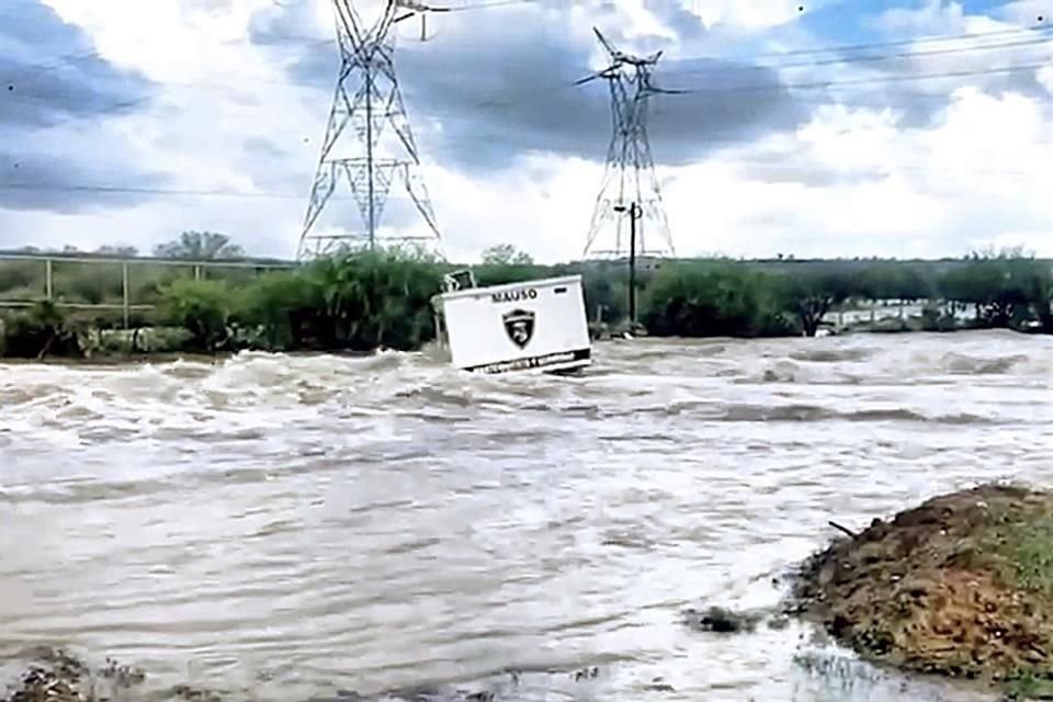 La caseta de vigilancia fue arrastrada por agua de la fuga.