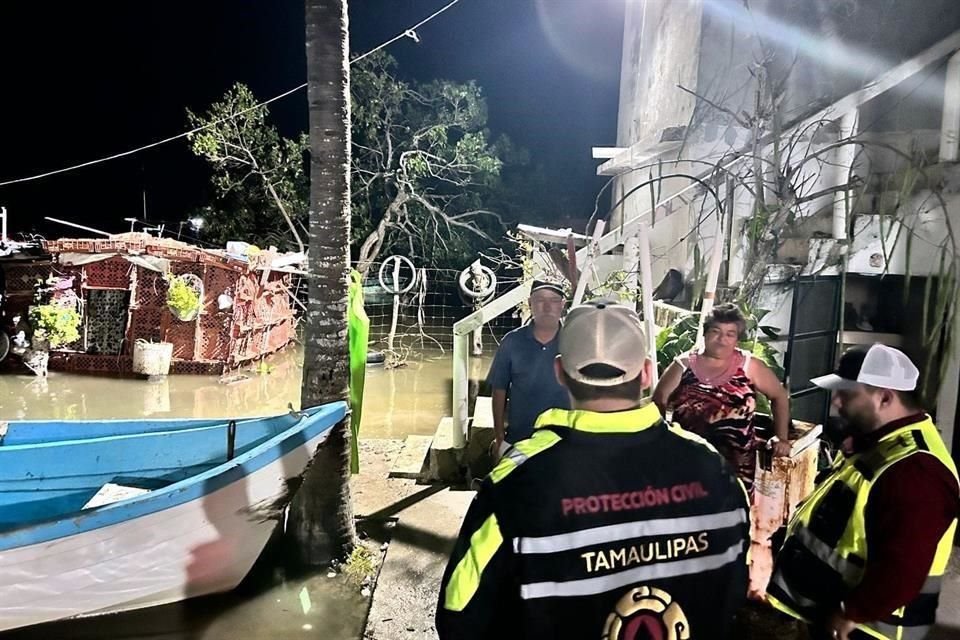 Decenas de personas fueron evuadas en La Pesca.