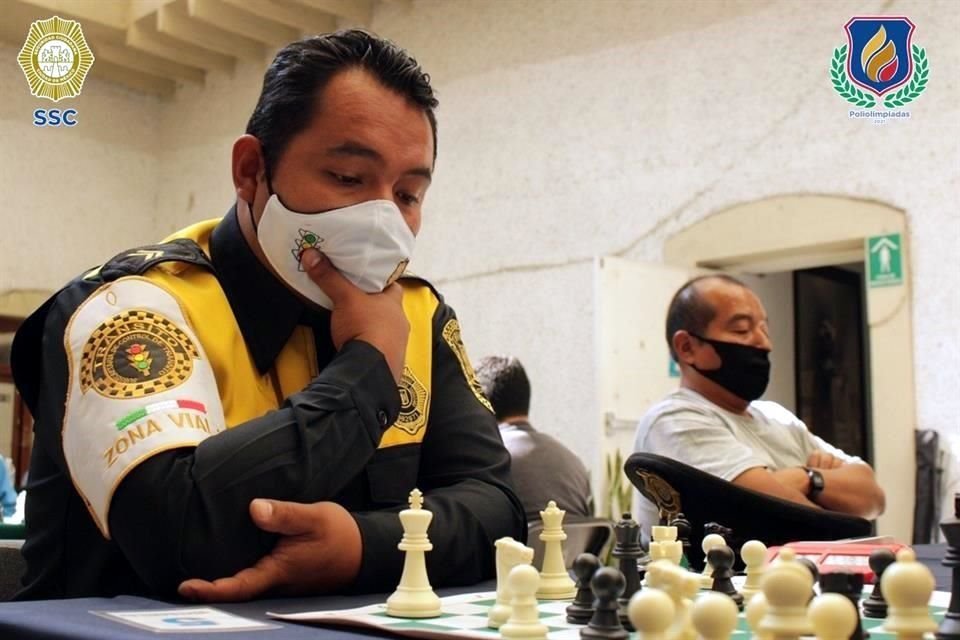 Un agente de la SSC decide cuál será su siguiente movimiento durante una partida de ajedrez en las Poliolimpiadas 2021.