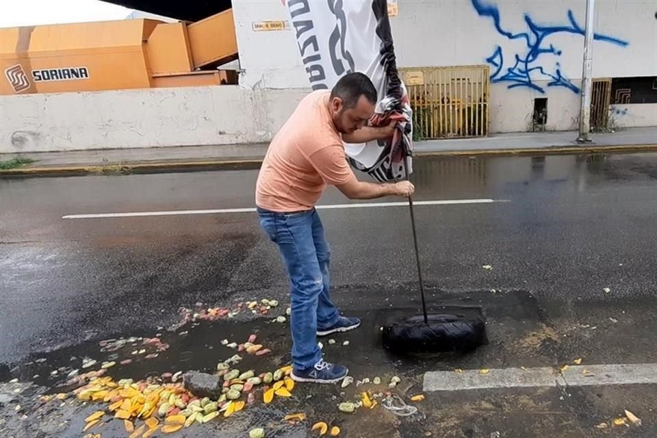 En el Fraccionamiento La Huerta, en Guadalupe, un registro abierto oculto entre los encharcamientos provocó que un vendedor derribara su carrito de frutas y que un motociclista casi saliera disparado.