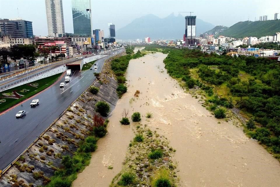 El Río Santa Catarina volvió a lucir un caudal, aunque no tan grande como en otras ocasiones.