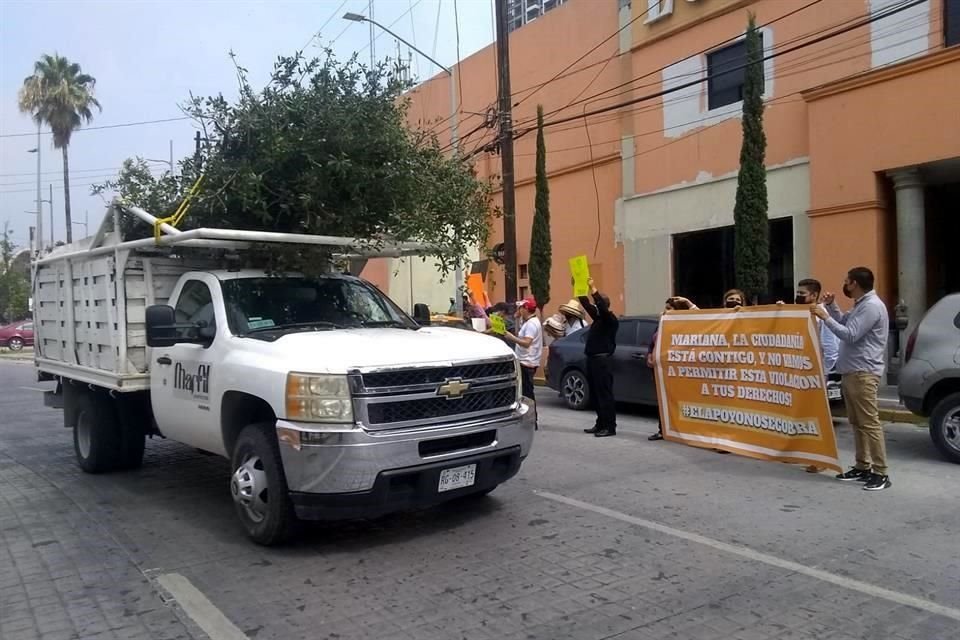 Los manifestantes consideraron que la multa que busca imponer el INE es una agresión política.