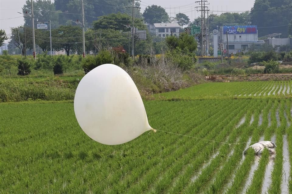 Un globo presuntamente lanzado por Corea del Norte visto en Incheon, Corea del Sur, el 10 de junio del 2024.