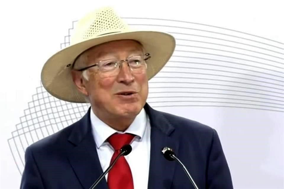 El Embajador Ken Salazar en conferencia de prensa.