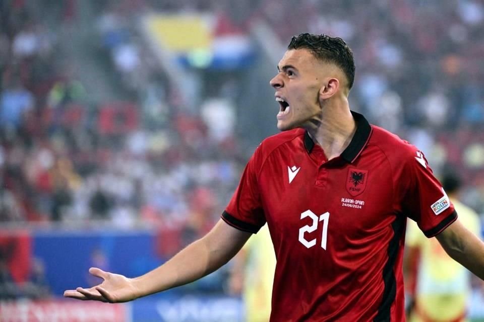 Kristjan Asllani tuvo la opción más clara de Albania en el partido con un disparo lejano que atajó de buena forma David Raya.