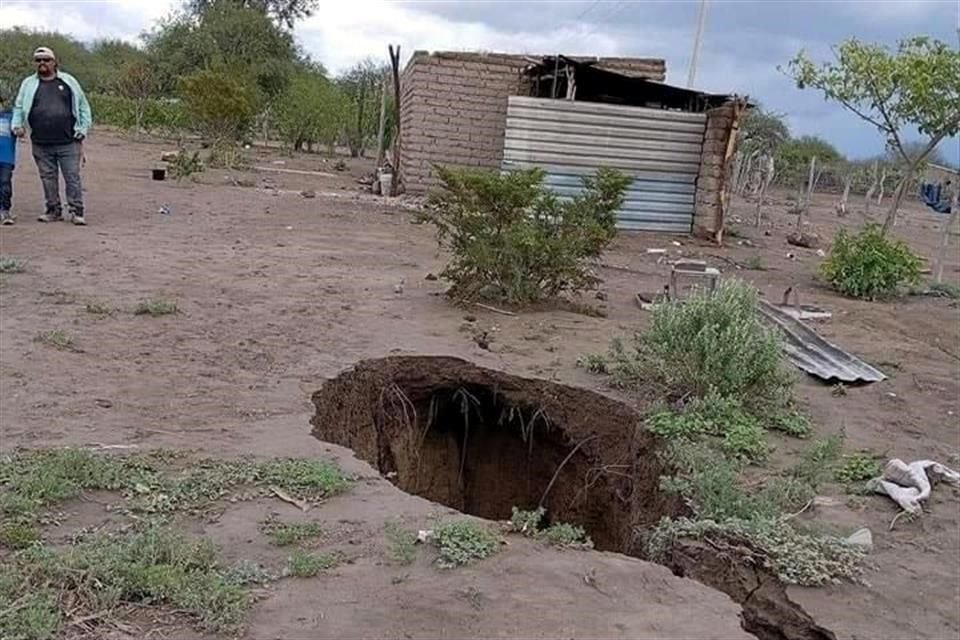 Las grietas han llegado a algunos patios de casas, cuyos habitantes han tenido que evacuar por el temor a verse afectados.