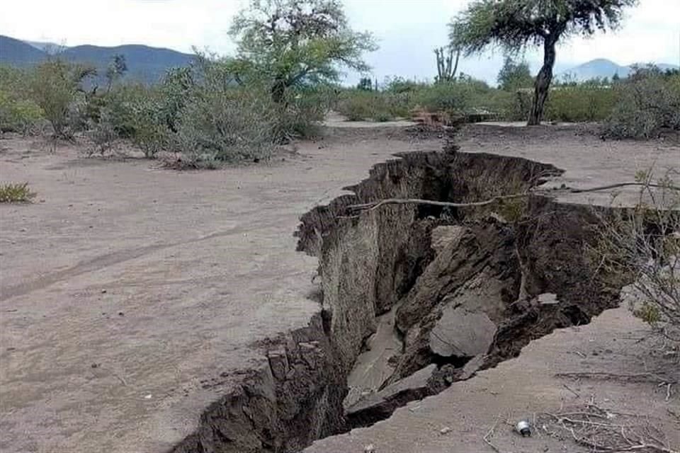 Algunos señalan como causa un supuesto 'fracking' de Pemex en la zona, mientras que otros atribuyen el fenómeno a las intensas lluvias.