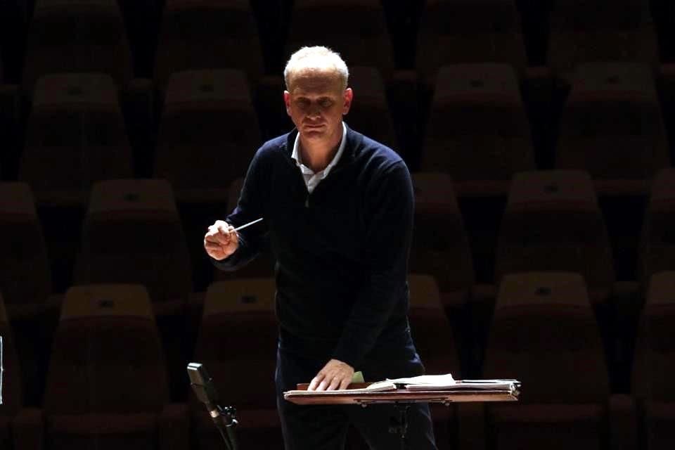 El director de orquesta Carlos Miguel Prieto debuta en el Hollywood Bowl al frente de LA Phil.