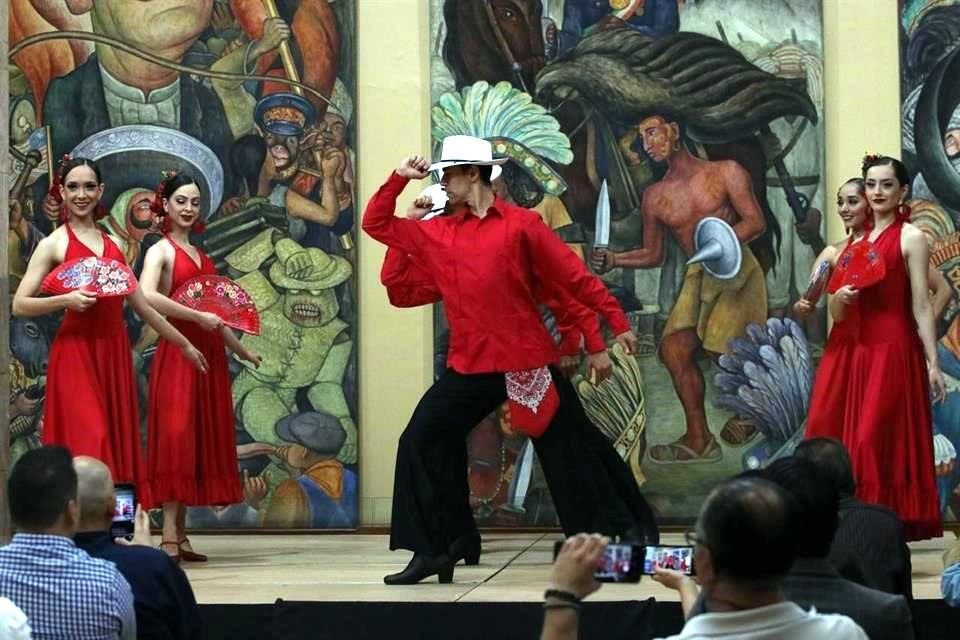 Para el 'Danzón núm. 2', de Arturo Márquez, Viviana Basanta se inspiró en los pasos tradicionales del danzón. En el área de Murales del Palacio de Bellas Artes, la compañía dio una prueba.