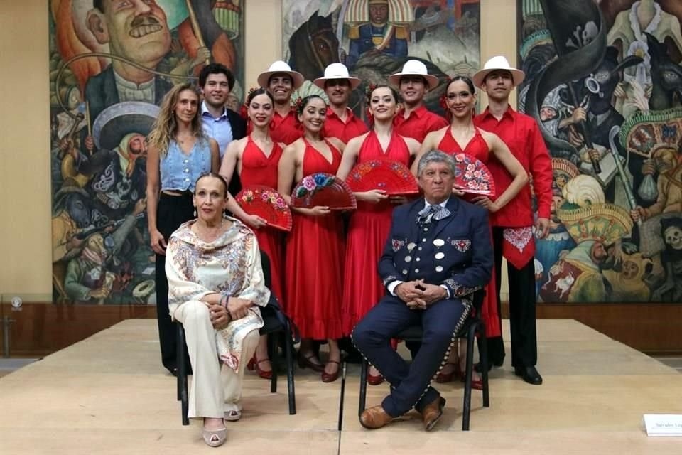 Viviana Basanta, directora artística de la compañía, y Salvador López, nieto de Amalia Hernández, con parte del elenco de la compañía.