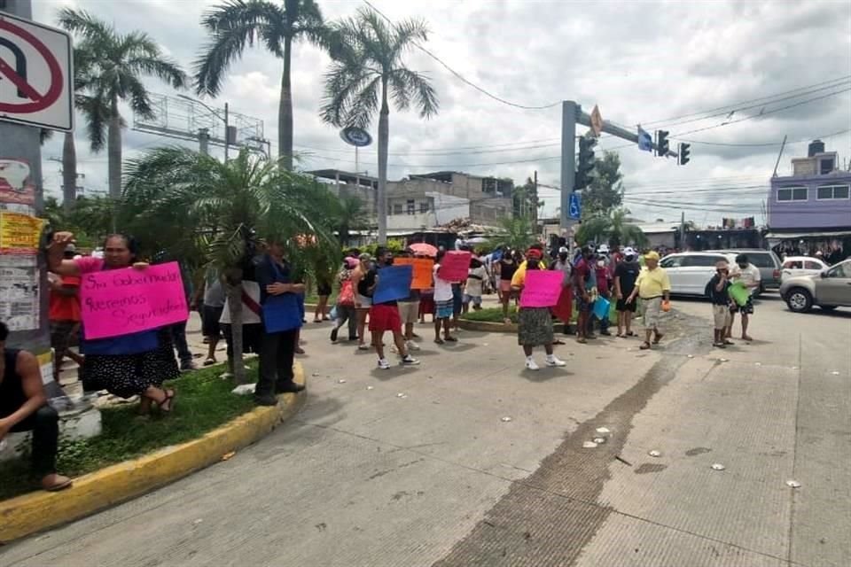 Comerciantes protestaron en Acapulco, Guerrero, para exigir seguridad ante el recrudecimiento de la violencia en las últimas semanas.