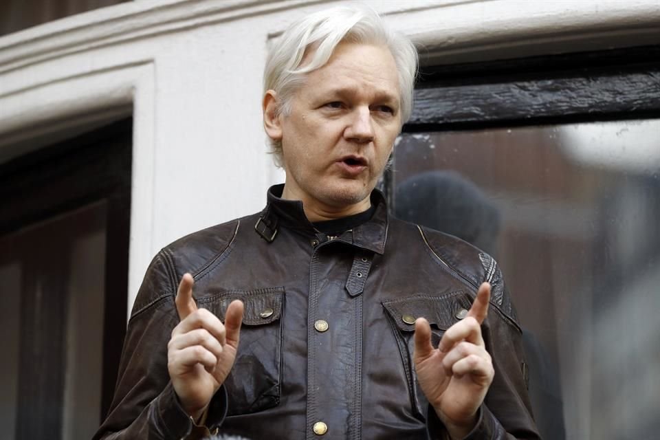 Julian Assange habla con medios afuera de la Embajada de Ecuador en Londres, el 19 de mayo del 2017.