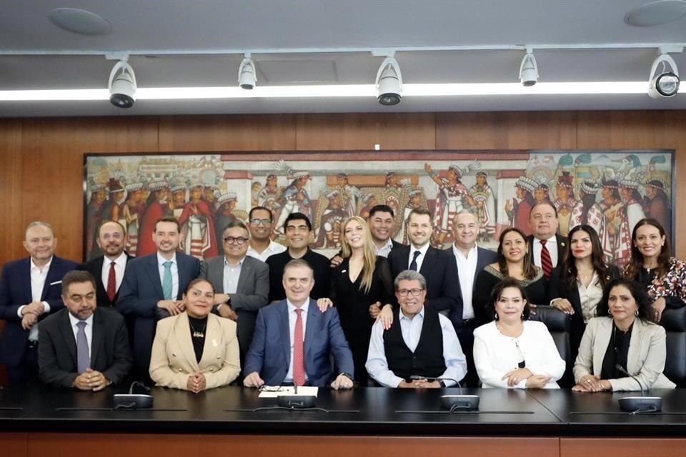 Ricardo Monreal sostuvo una reunión en el Senado con Marcelo Ebrard, próximo Secretario de Economía, y un grupo de diputados.