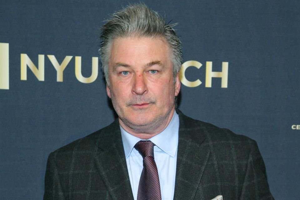 La defensa de Alec Baldwin pidió a la jueza de Nuevo México que desestime el juicio por daños del FBI en el arma implicada en tiroteo.