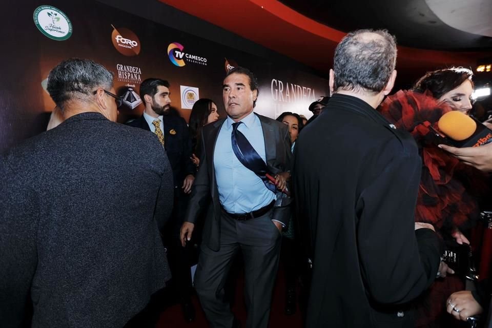 En plena alfombra roja de los premios Grandeza Hispana, el actor Eduardo Yáñez se enojó con una reportera y le quitó el teléfono.
