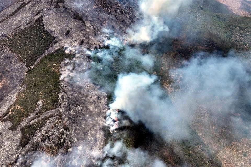 Incendio en Valle de Guadalupe, en Ensenada, Baja California, ha arrasado con más 660 hectáreas; el fuego ya se controló en un 25%.