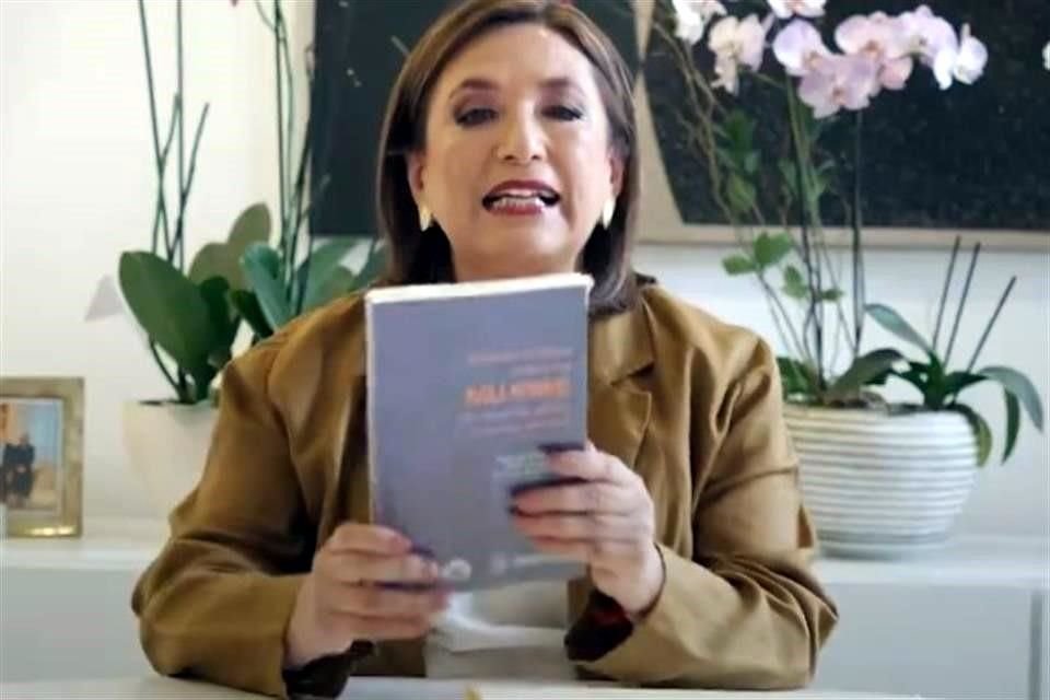 Xóchitl Gálvez, ex candidata presidencial, dijo en video que enviaría al Presidente AMLO un manual que debe leer cualquier persona catalogada como violentadora de género.