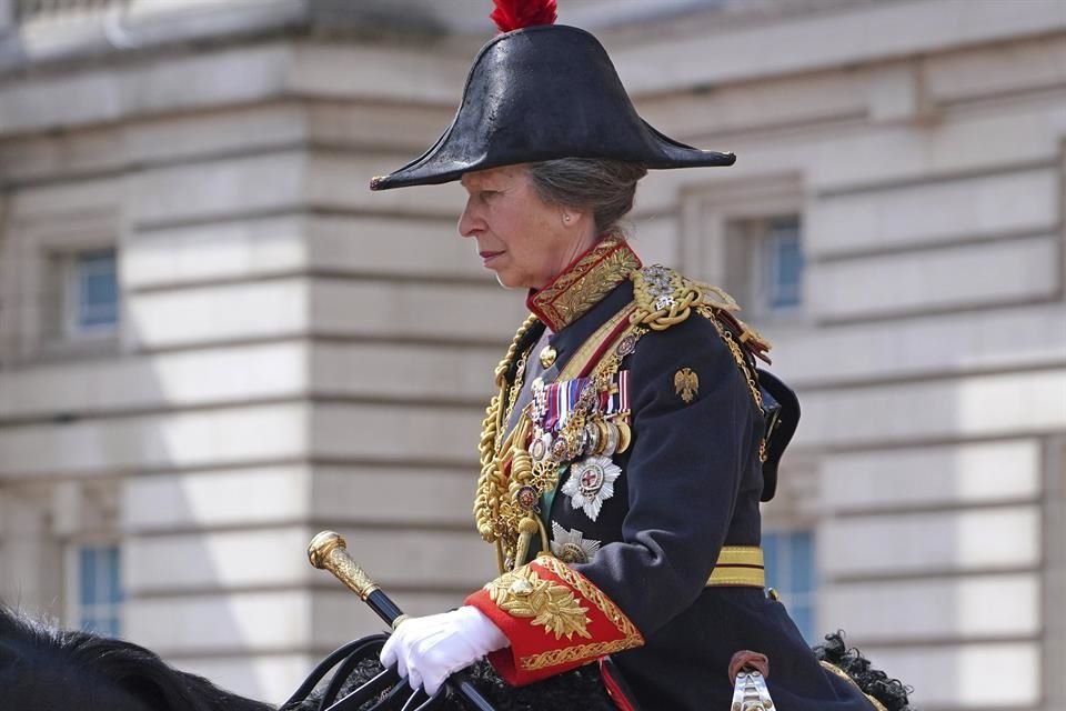 La realeza atraviesa un momento complejo con la Princesa Ana hospitalizada y con el Rey Carlos III y Kate en tratamientos contra el cáncer.