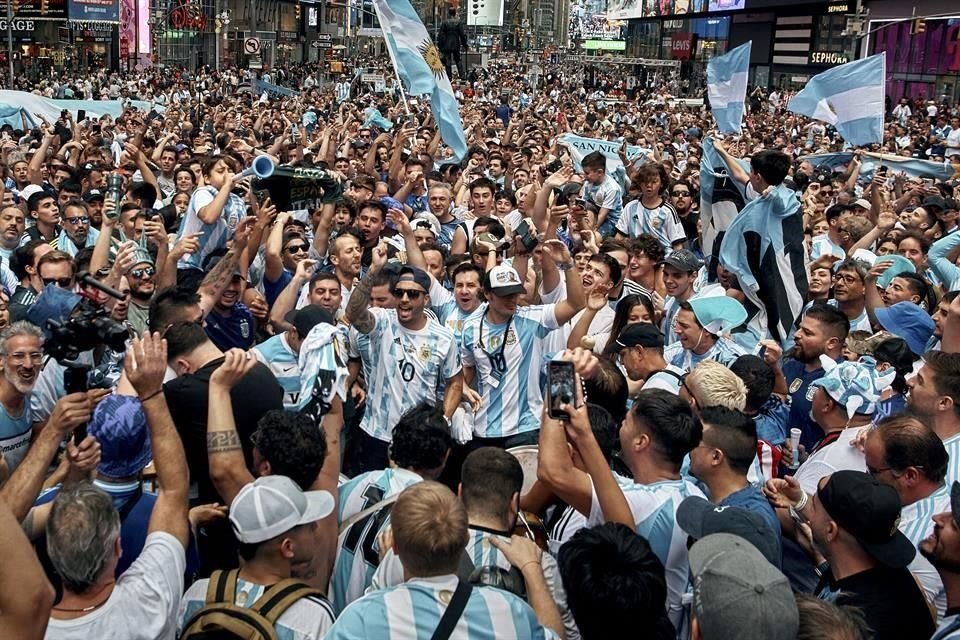 Los hinchas argentinos montaron una verdadera fiesta en Times Square.