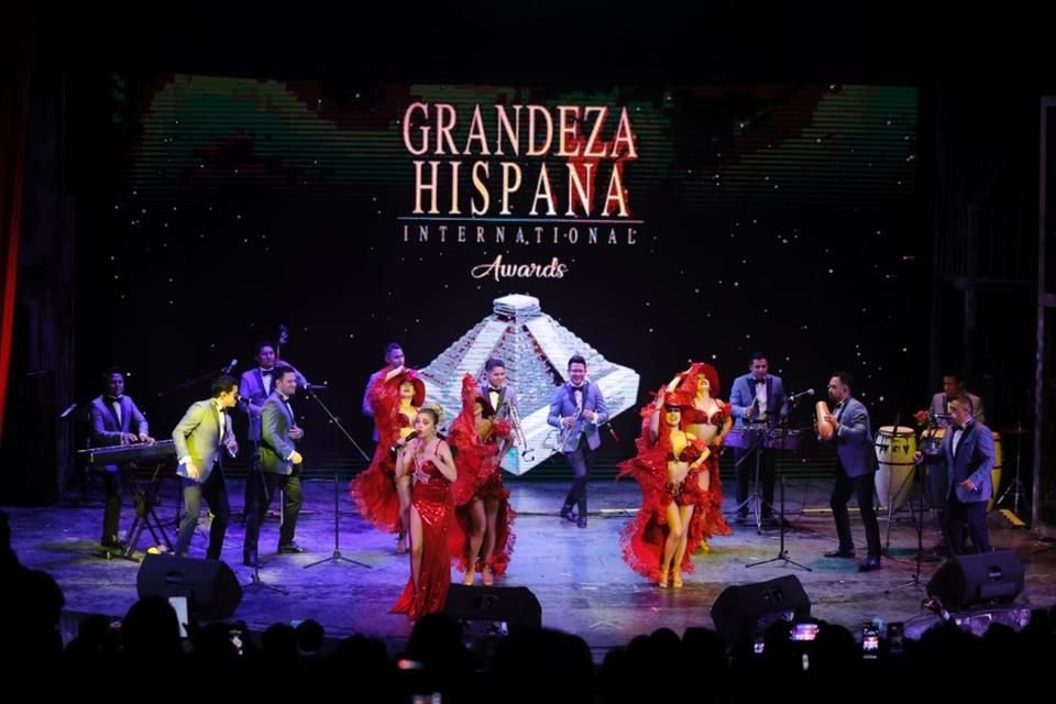 Édgar Vivar, Jorge Ortiz de Pinedo y Lyn May fueron algunos famosos que estuvieron en los premios Grandeza Hispana. Revive el evento: