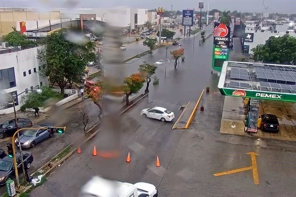 La intensa lluvia que cayó este lunes en Mérida, Yucatán, dejó calles y avenidas inundadas, vehículos varados, entre otras afectaciones.