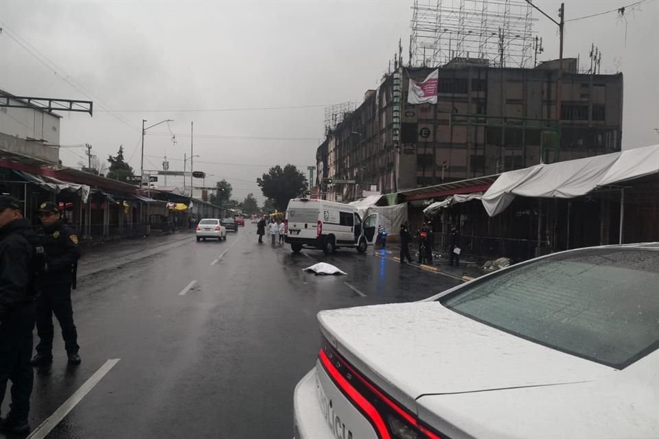 Personal de la Fiscalía realizó los peritajes y retiró el cadáver, mientras que el automovilista involucrado fue trasladado al Ministerio Público.