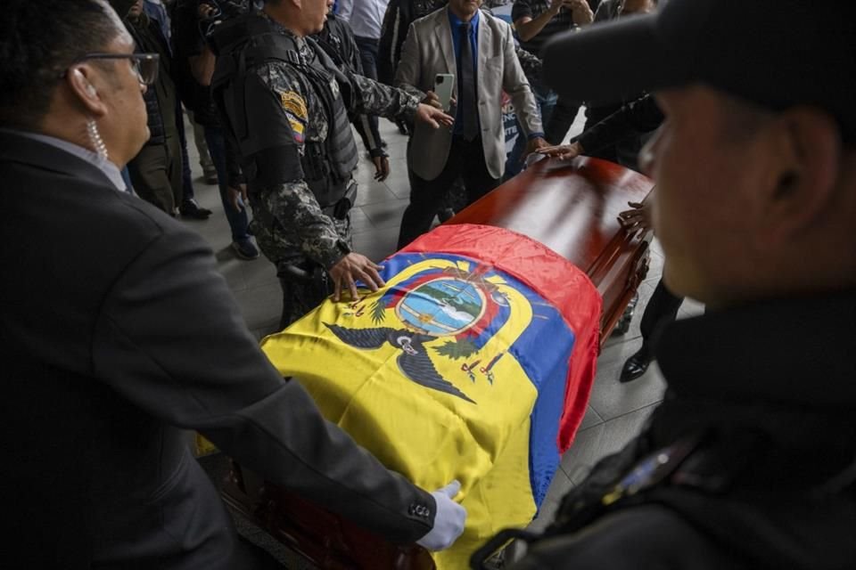 Los restos del candidato presidencial asesinado Fernando Villavicencio llegan al cementerio Camposanto Monteolivo para su entierro en Quito, Ecuador, el 11 de agosto de 2023.