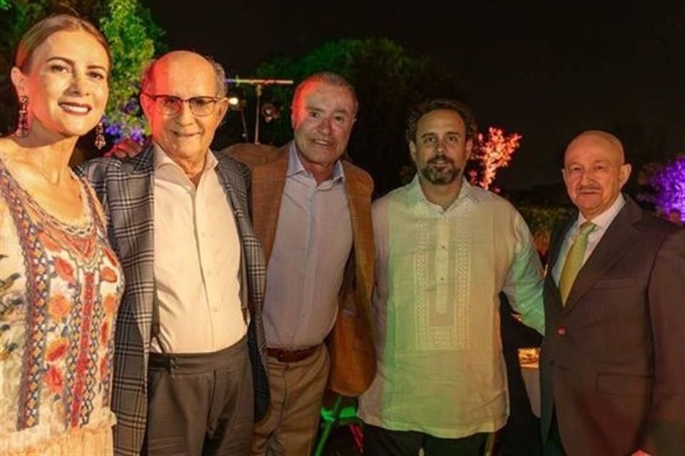 El ex Presidente de México Carlos Salinas (derecha) reapareció en público durante fiesta de empresario Español y posó junto a Embajador Quirino Ordaz (centro)