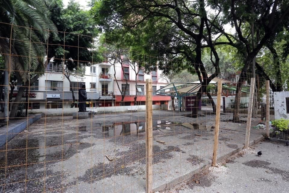 La Plaza Giordano Bruno fue ocupada por migrantes por su cercanía con las antiguas oficinas de la Comar. Ahora, está cercada.