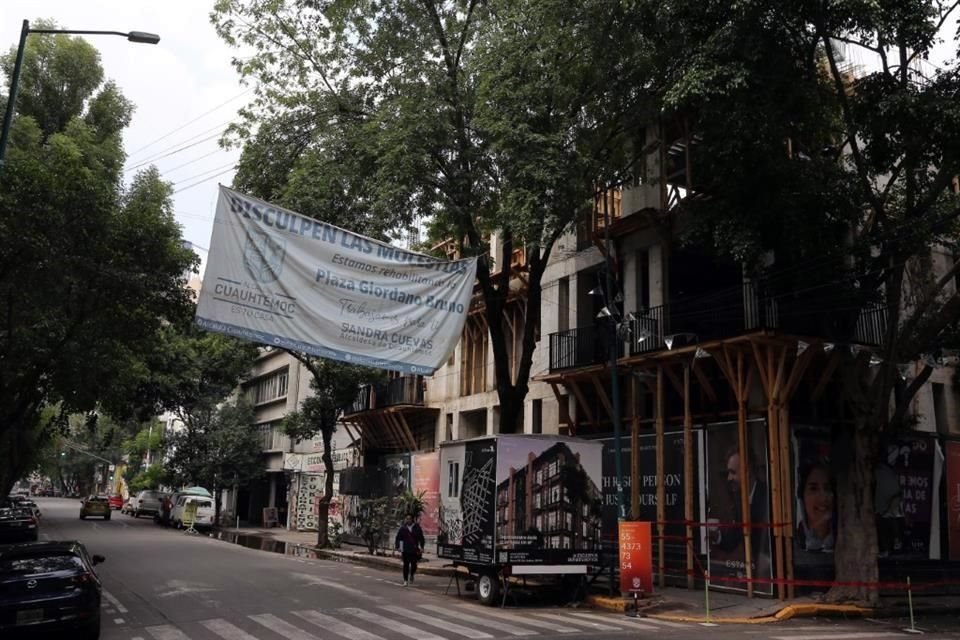 Habitantes de la Colonia Juárez critican que la Plaza esté cerrada desde que se realizó un operativo para retirar migrantes.