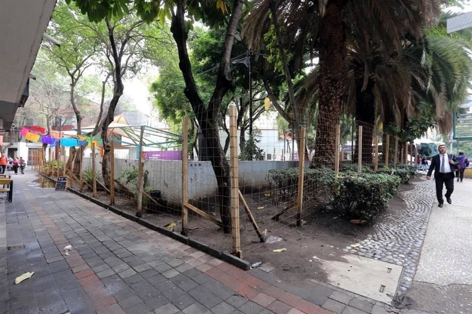 Aún pueden verse algunos migrantes cerca de la Plaza Giordano Bruno; sin embargo, sólo permanecen en las banquetas.