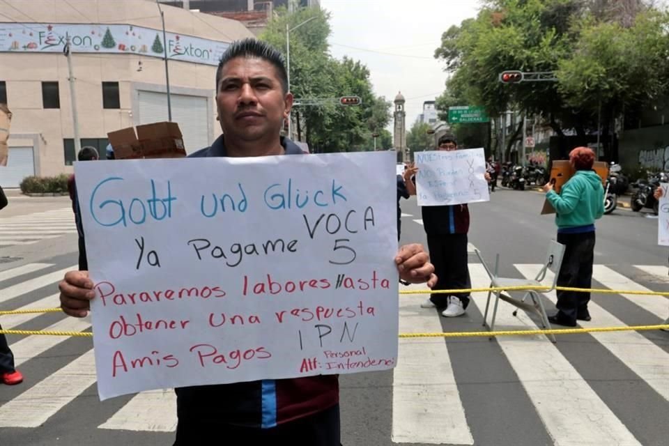 Personal  contratado para realizar labores de limpieza en instalaciones de escuelas de nivel medio superior del IPN protestaron por falta de pagos.