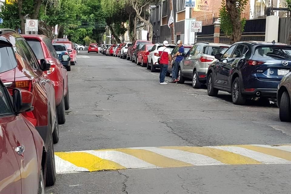 EL DESORDEN. En las calles de la Roma donde no operan las alcancías, los lugares de estacionamiento son controlados por los franeleros.