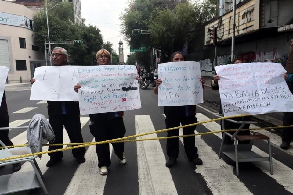 El personal de limpia realizó bloqueos en diferentes puntos como en Bucareli, en la Cuauhtémoc.