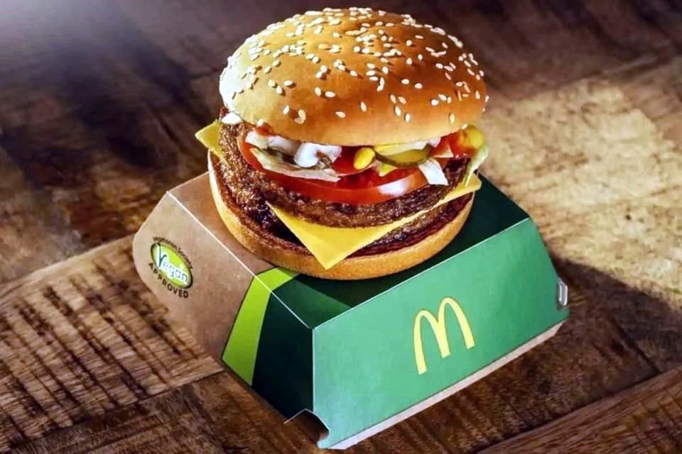 McDonald's se asoció con Beyonfd Meat para producir la hamburguesa a base de plantas.